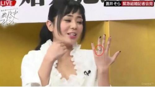 苍井空遭蛋糕砸脸怎么回事？苍井空被嘉宾蛋糕袭击模样狼狈 