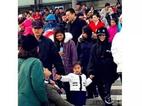 李小璐贾乃亮和好了？李小璐夜宿pgone家出轨门婚变事件后贾乃亮夫妇秀恩爱 