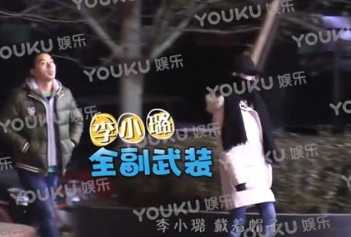 李小璐接甜馨放学，为避嫌不敢穿嘻哈，回归粉色控 