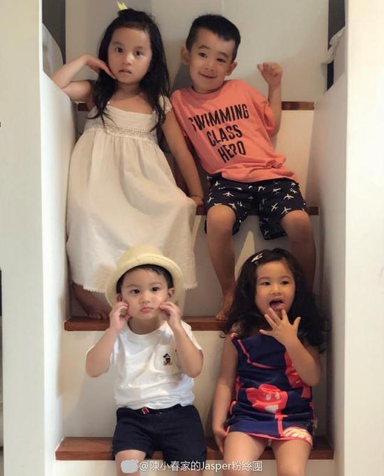 Jasper与郑希怡女儿再同框 对镜卖萌对镜卖萌 