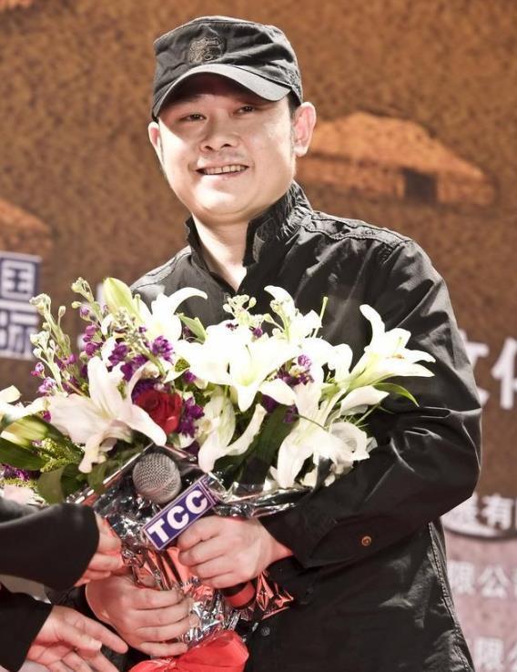 前妻嫌他穷，生下女儿40天后跑了，正当红时那英嘲讽他是农民歌手 