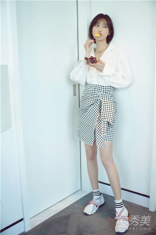 张俪少女装亮相 马尾搭配白衬衫格子裙超减龄 