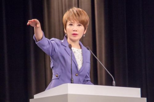 美女主播因多病缠身住院 皮肤粗糙有如“狼人皮” 