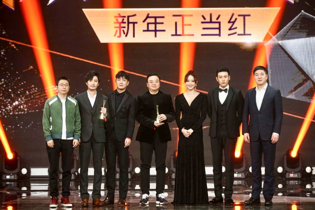 王泷正着烟灰色西装亮相微博之夜 摩登英伦风魅力尽显