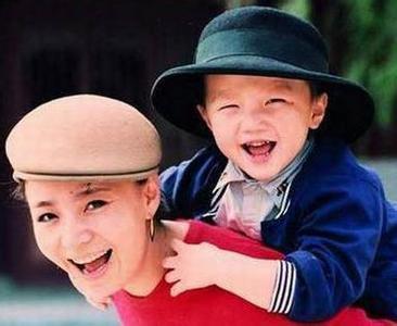 英达认错了，宋丹丹却把儿子英巴图的姓改了，怒斥英达是否不公？ 