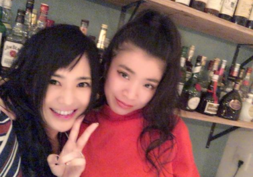 苍井空凌晨与美女豪放狂饮 晒合照甜笑比V无醉意 
