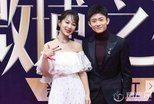 张一山给杨紫提裙子全程互怼眼神宠溺 张一山是不是暗恋杨紫 