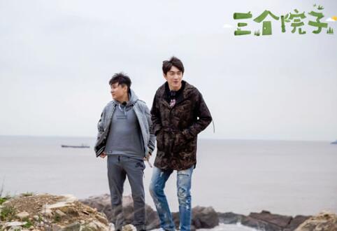 三个院子录制剧照 林更新摆剪刀手晒游客照 