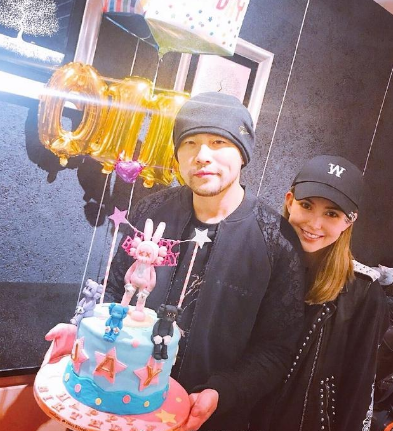 昆凌亲手为老公制作翻糖蛋糕 周杰伦称赞：确定要吃吗？ 