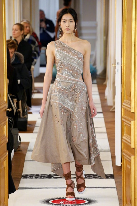 刘雯现身巴黎高定时装周 镂空礼服大秀性感好身材 