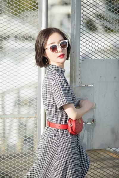 舒畅白肤红唇明艳动人 穿灰色格子长衫潇洒帅气 