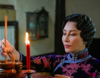 刘嘉玲身穿旗袍送腊八祝福 精致侧颜展冻龄美貌 