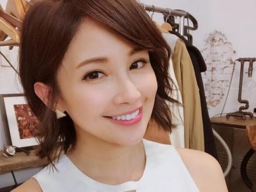 钟欣怡低胸短裙吓坏女儿：妈妈这样穿是不是太露了 