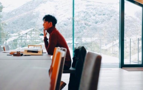 潘粤明腊八晒雪景 单手托腮帅气侧颜不减当年 