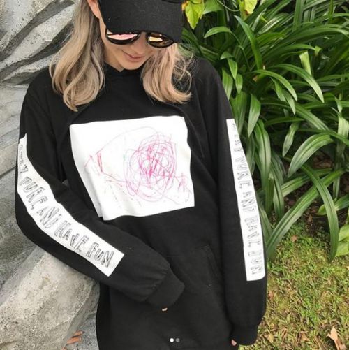 昆凌把小周周涂鸦穿身上 没想到居然还挺潮 