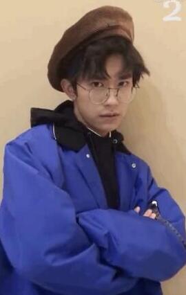 易烊千玺戴眼镜装深沉 3秒破功开怀大笑露出一口白牙 