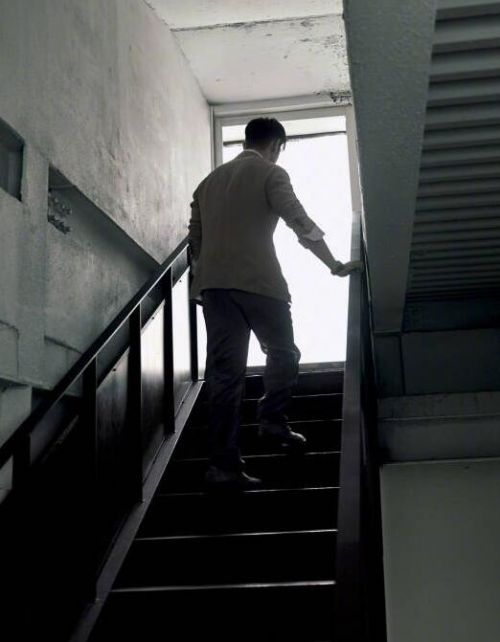 黄晓明登杂志封面展现舒适温暖一面 细腻演绎轻熟男格调 