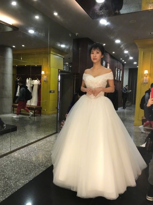 李念雪肤红唇清纯似少女 一身白色纱裙如处童话世界 