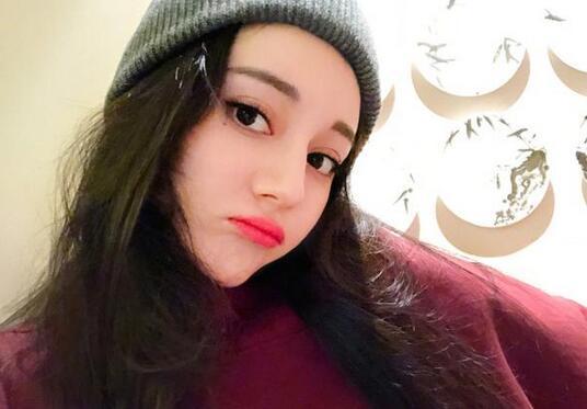 迪丽热巴晒美照与粉丝道晚安 嘟嘴卖萌俏皮漂亮 