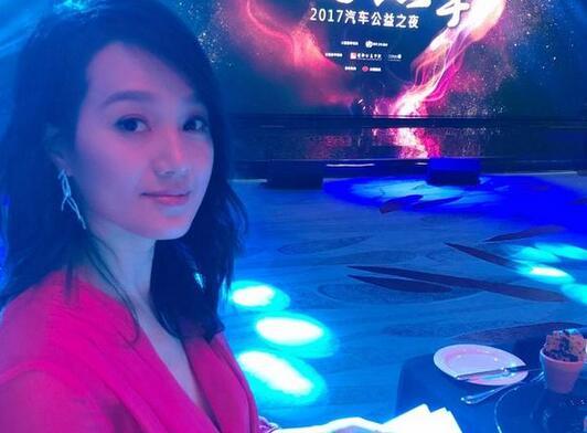 朱丹产后复出红裙优雅 红唇白皙气色佳 