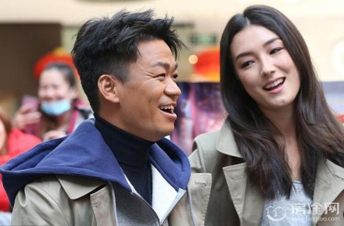 和她穿情侣装亮相王宝强笑逐颜开 王宝强离婚案判决结果出来了吗？ 