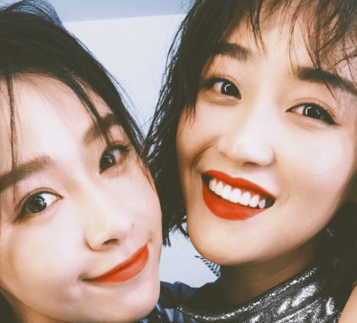 阚清子晒与蓝盈莹贴面自拍照 烈焰红唇合体嘟嘴卖萌 