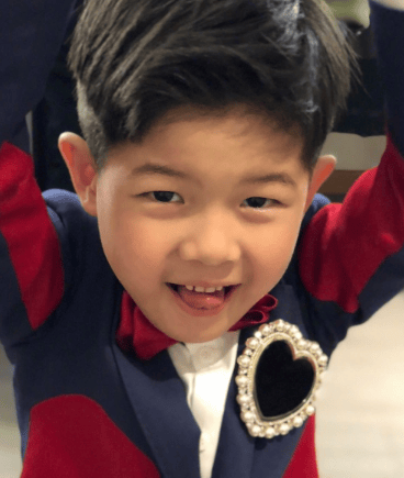 安吉西装加变身小酷哥 笑容灿烂阳光帅气 