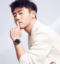 美好时代！郑恺登杂志二月刊 一袭白色西装复古摩登 