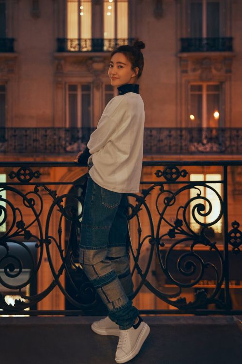 王丽坤明媚笑容点亮艺术之都 文艺不失经典黑白质感 