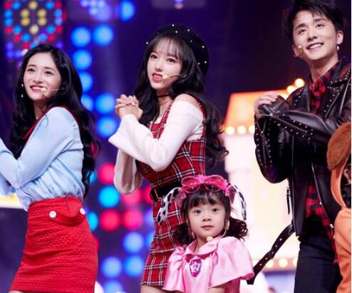 程潇亮相湖南卫视小年夜春晚 大秀娇俏舞步萌翻众人 