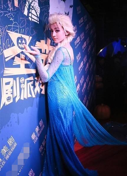 迪丽热巴扮冰雪女王旧照曝光 戴白色假发造型略夸张 