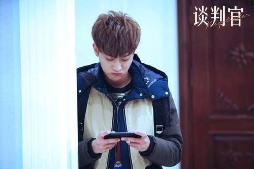 合家欢爱豆！《谈判官》春节热播黄子韬狂吸长辈粉 