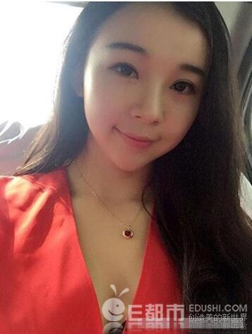 不扶墙不行！某位体育女神主持 魅惑身材高难度动作与球迷互动引围观 