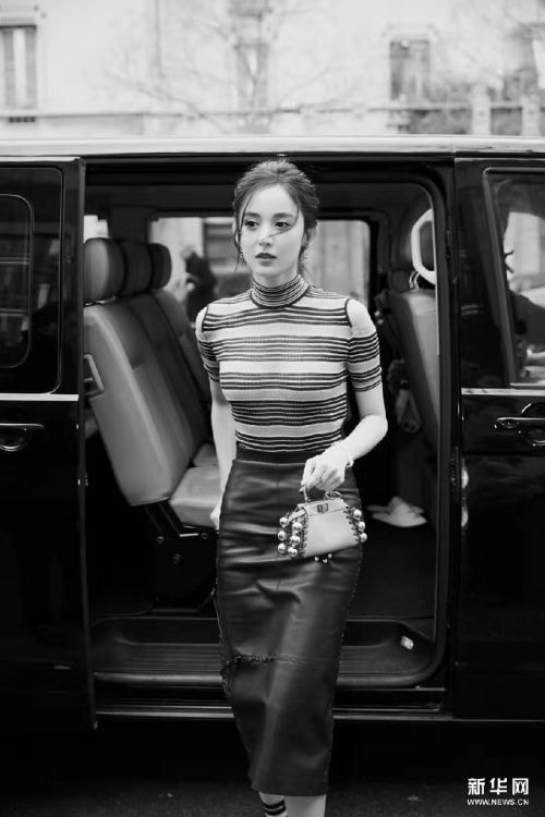 娜扎亮相米兰时装周 修身造型展现靓丽好身材 