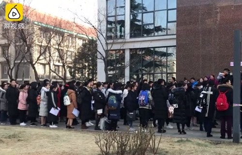 艺考女生寒冬中裹棉大衣露小腿 俊男靓女云集校园内外 