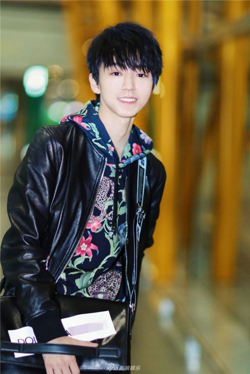 王俊凯启程米兰时装周玩转“花”样时尚 