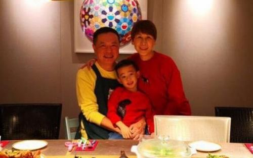 应采儿爸爸晒温馨合照 Jasper穿红色上衣乖巧软萌 