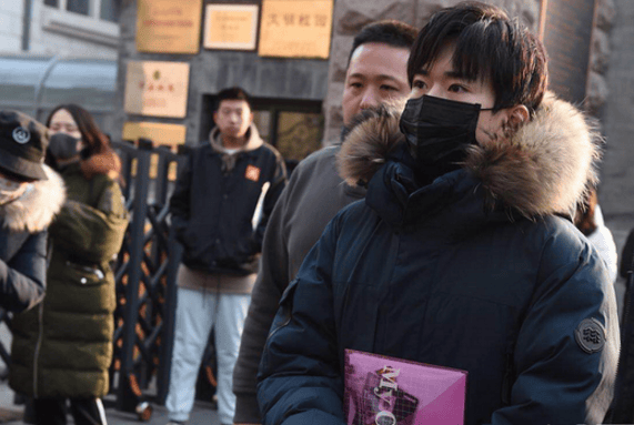 易烊千玺现身中戏复试 人墙护送五秒钟快闪进校园 