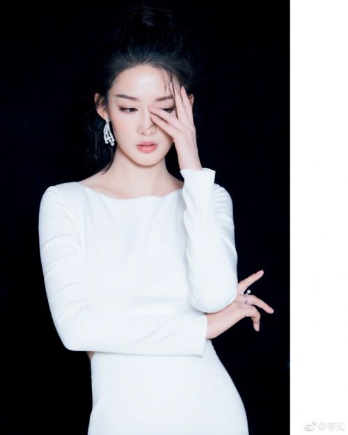 李沁晒美照 贴身长裙秀出纤腰身姿曼妙 