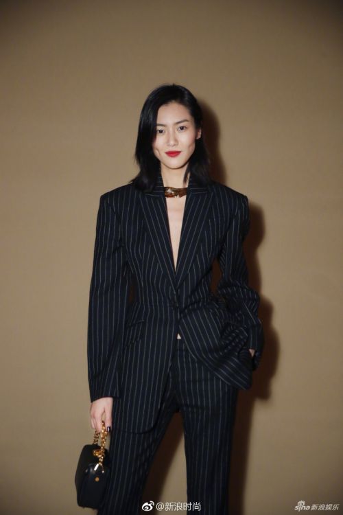 刘雯V领条纹西装帅气知性 秀出纤腰和大长腿 