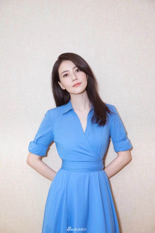 高圆圆蓝色连衣裙清新甜美 好身材显露无遗 