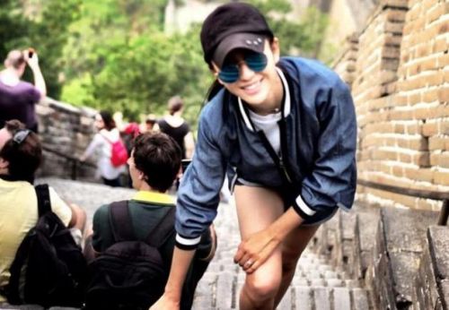 陈思诚背佟丽娅游长城照曝光 佟丽娅休闲短裤大秀美腿 
