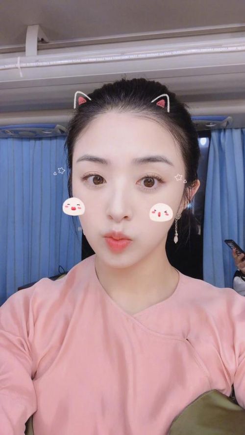 张含韵皮肤红润嘴唇粉嫩娇艳如花 被问体重超心虚 