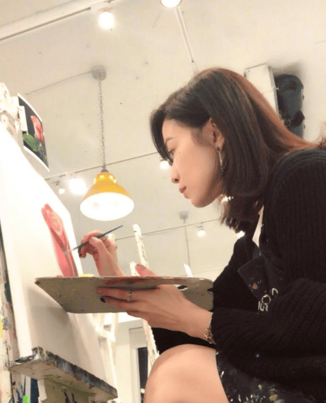 文艺女神佘诗曼上线 专注绘画侧颜精致神情宁静 