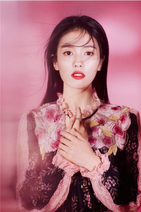白鹿一袭蕾丝刺绣拼接长裙仙气十足 爽朗可爱系美女写真曝光