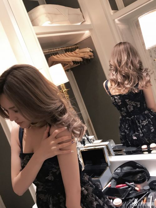 罗志祥女友周扬青晒美照 吊带印花纱裙性感妩媚 