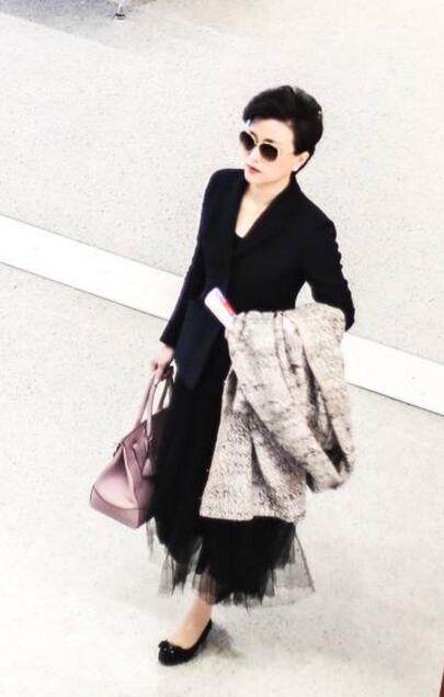 杨澜墨镜遮面气场强大 黑色西装配纱裙有精英即视感 