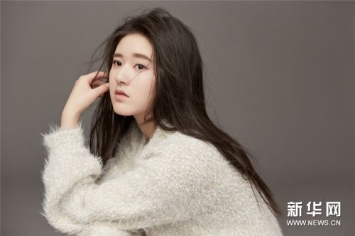赵露思发布时尚大片 温柔安静诠释黑白经典 