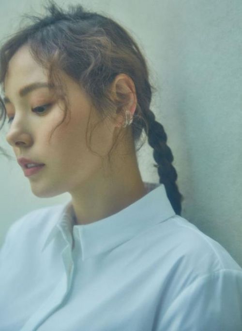 新婚人妻闵孝琳大片卷发俏皮 这种袜子和高跟鞋的穿搭你hold住？ 