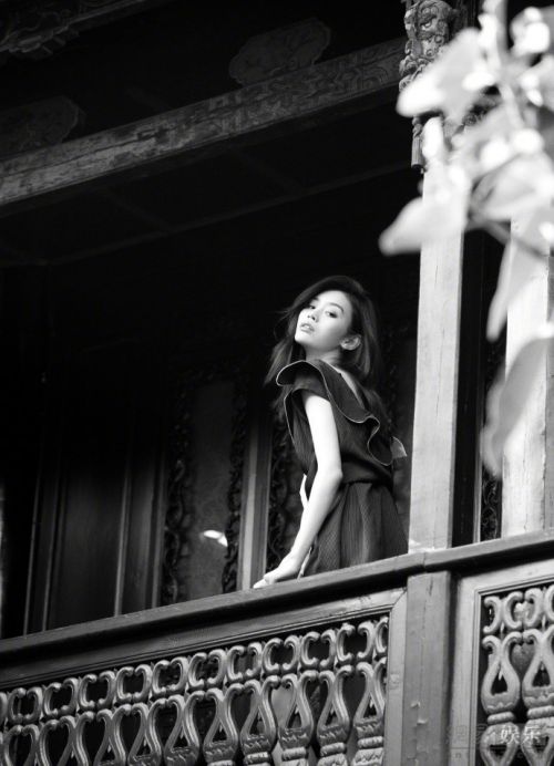 奚梦瑶露背披肩卷发眼神魅惑 倚阁楼更添万种风情 